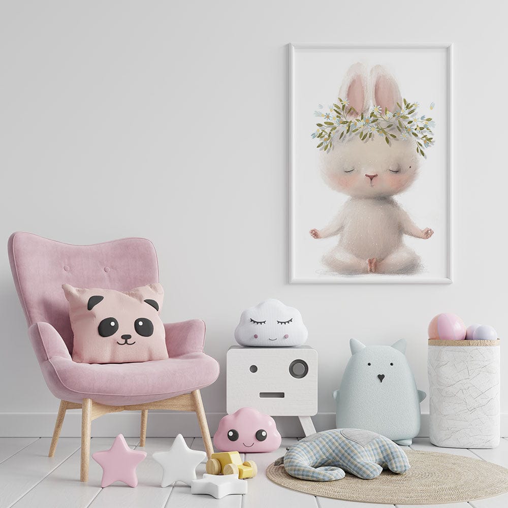 Affiche lapin yoga illustrée, accrochée dans une chambre d'enfant