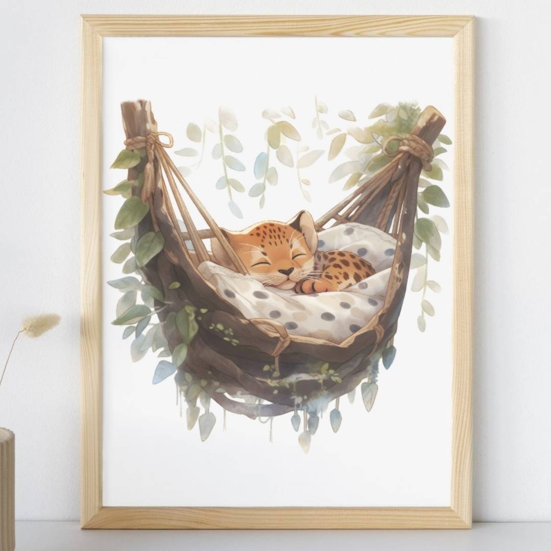 Affiche léopard qui dort illustrée, accrochée dans une chambre d'enfant