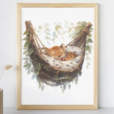 Affiche léopard qui dort illustrée, accrochée dans une chambre d'enfant