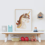 Affiche licorne couleurs pastel illustrée, accrochée dans une chambre d'enfant
