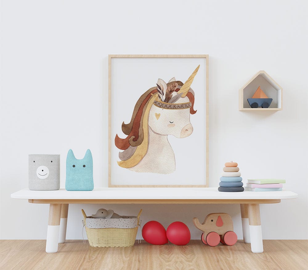 Affiche licorne couleurs pastel illustrée, accrochée dans une chambre d'enfant