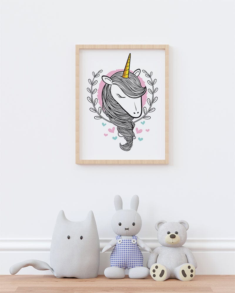 Affiche licorne love illustrée, accrochée dans une chambre d'enfant