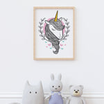 Affiche licorne love illustrée, accrochée dans une chambre d'enfant