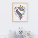 Affiche licorne love illustrée, accrochée dans une chambre d'enfant