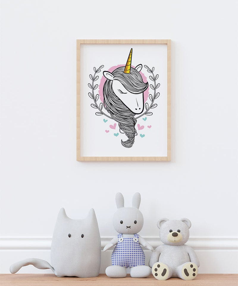 Affiche licorne love illustrée, accrochée dans une chambre d'enfant