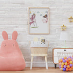 Affiche licorne princesse illustrée, accrochée dans une chambre d'enfant