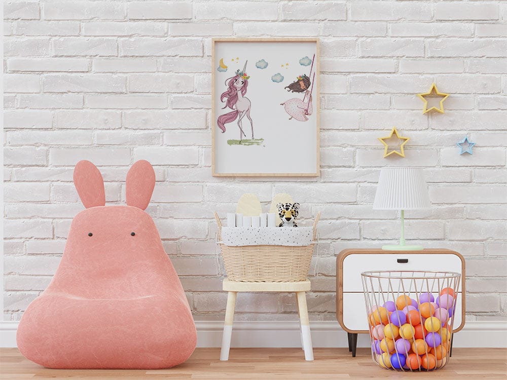 Affiche licorne princesse illustrée, accrochée dans une chambre d'enfant