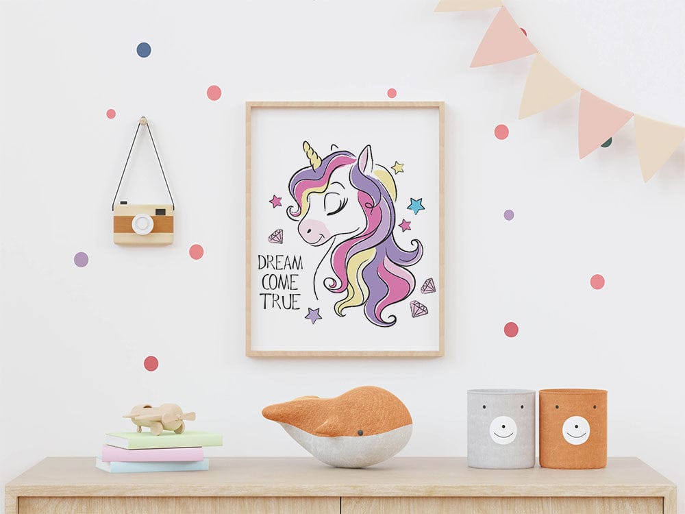 Affiche licorne rêve illustrée, accrochée dans une chambre d'enfant