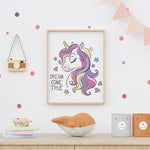 Affiche licorne rêve illustrée, accrochée dans une chambre d'enfant