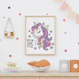 Affiche licorne rêve illustrée, accrochée dans une chambre d'enfant