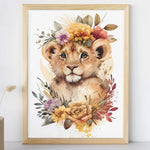 Affiche lion aquarelle couronne de fleurs illustrée, accrochée dans une chambre d'enfant
