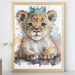 Affiche lion couronne bleu illustrée, accrochée dans une chambre d'enfant