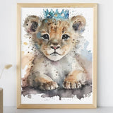 Affiche lion couronne bleu illustrée, accrochée dans une chambre d'enfant