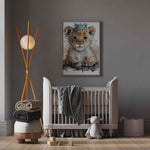 Deuxième vue de l'affiche lion couronne bleu dans une chambre d'enfant