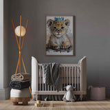 Deuxième vue de l'affiche lion couronne bleu dans une chambre d'enfant