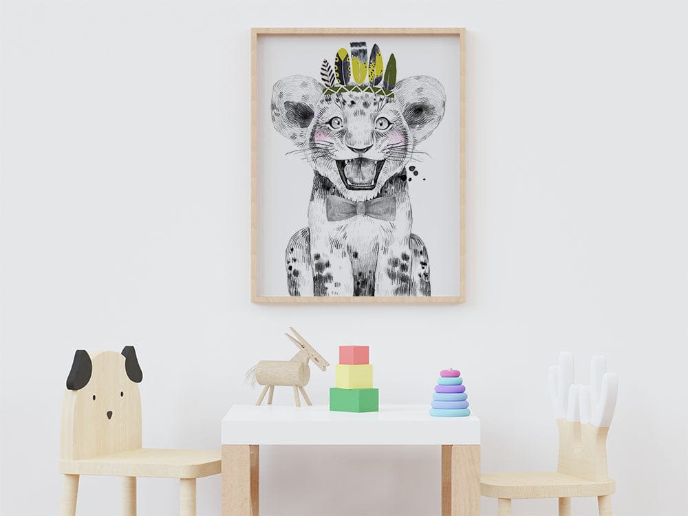 Affiche lion noir et blanc coiffe indienne illustrée, accrochée dans une chambre d'enfant