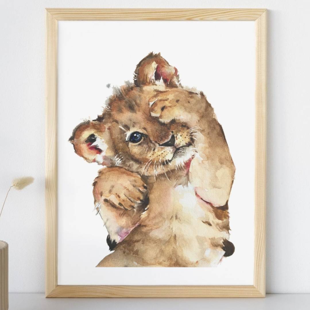 Affiche lion tout mignon illustrée, accrochée dans une chambre d'enfant