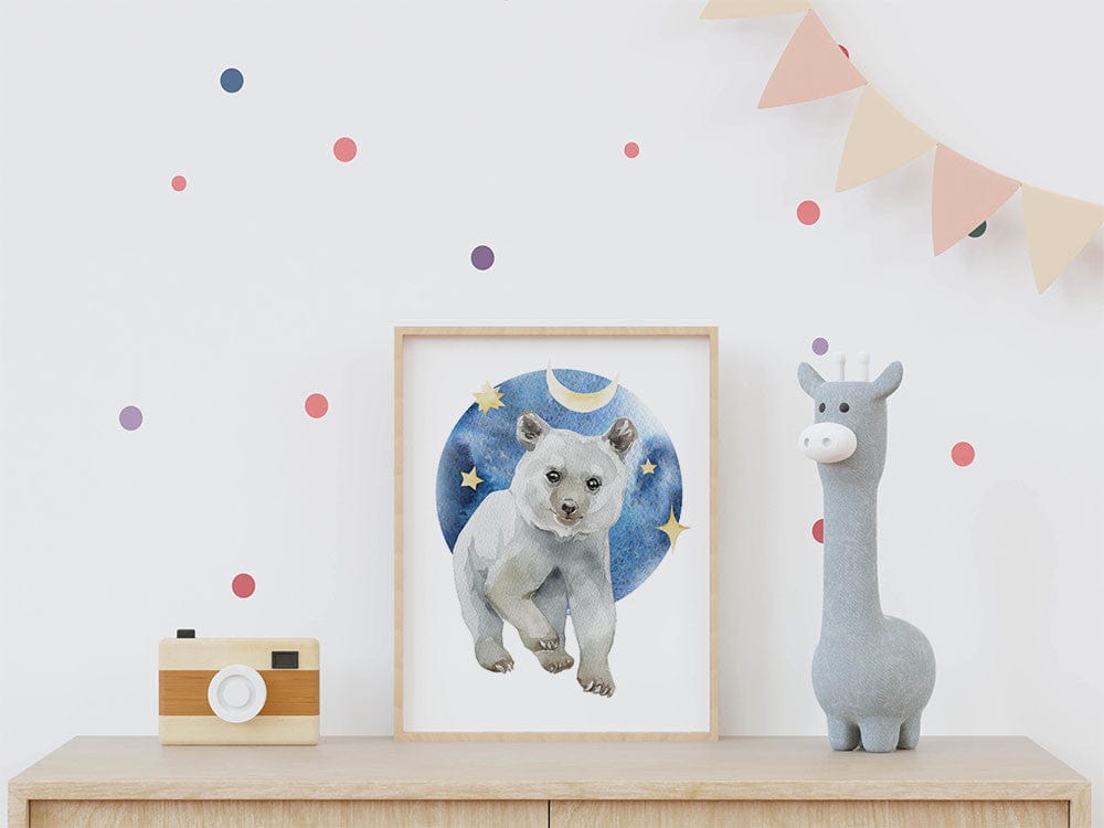 Affiche ours lune aquarelle illustrée, accrochée dans une chambre d'enfant