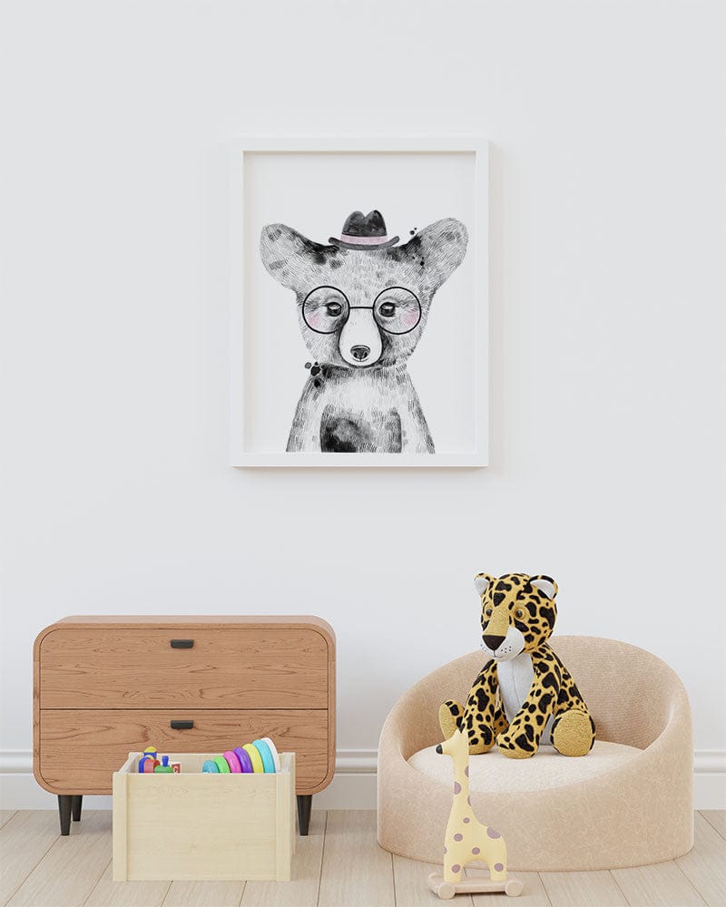 Affiche ourson chapeau illustrée, accrochée dans une chambre d'enfant