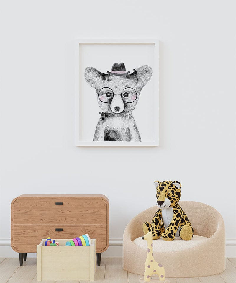 Affiche ourson chapeau illustrée, accrochée dans une chambre d'enfant