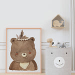 Affiche ourson mignon illustrée, accrochée dans une chambre d'enfant