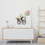 Affiche panda à vélo illustrée, accrochée dans une chambre d'enfant