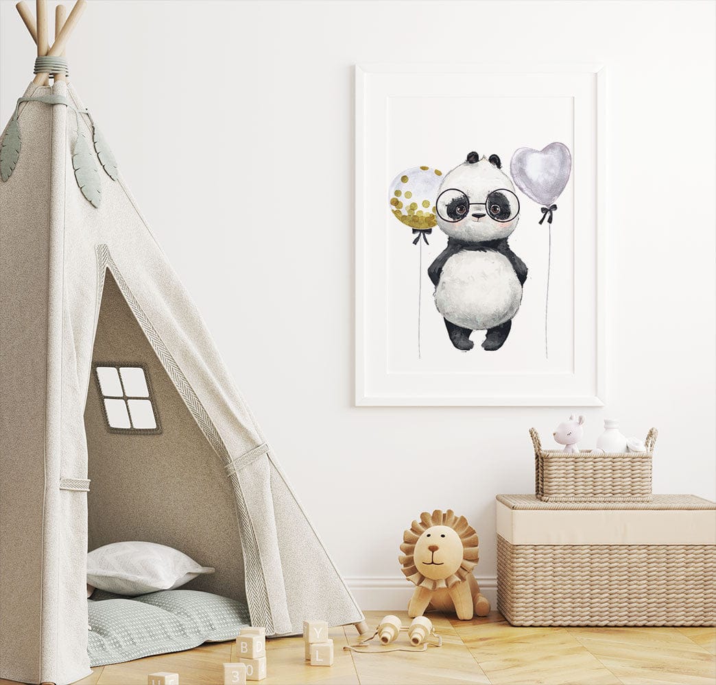 Affiche panda ballons illustrée, accrochée dans une chambre d'enfant