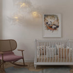 Affiche panda qui dort illustrée, accrochée dans une chambre d'enfant