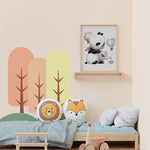 Affiche panda qui prend le thé illustrée, accrochée dans une chambre d'enfant