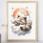Affiche raton laveur dans les nuages illustrée, accrochée dans une chambre d'enfant