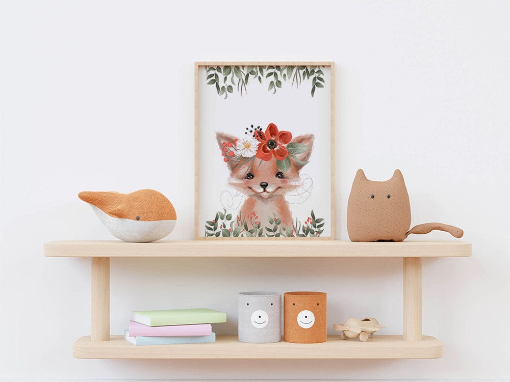 Affiche renard couronne de fleurs illustrée, accrochée dans une chambre d'enfant