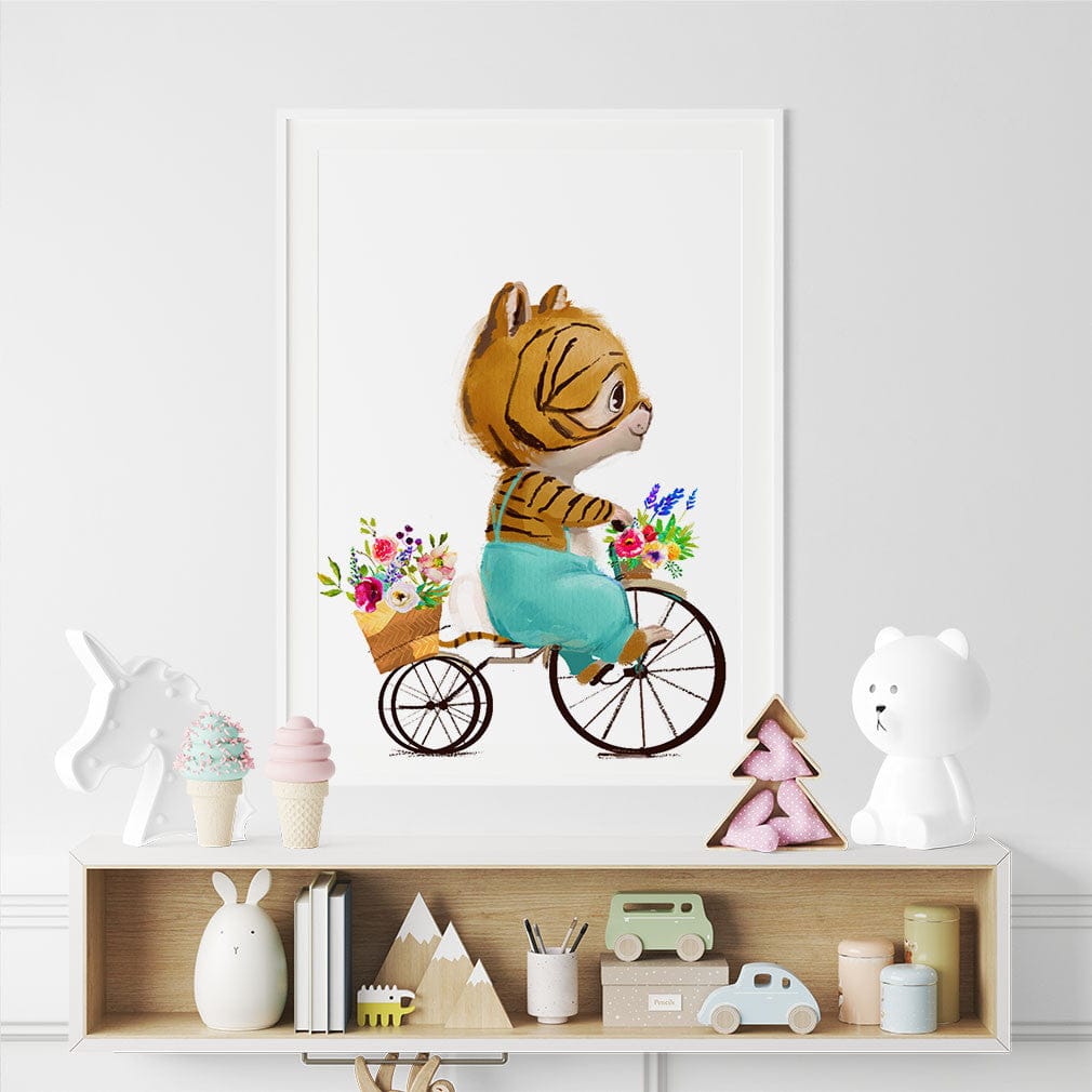 Affiche tigre à vélo illustrée, accrochée dans une chambre d'enfant