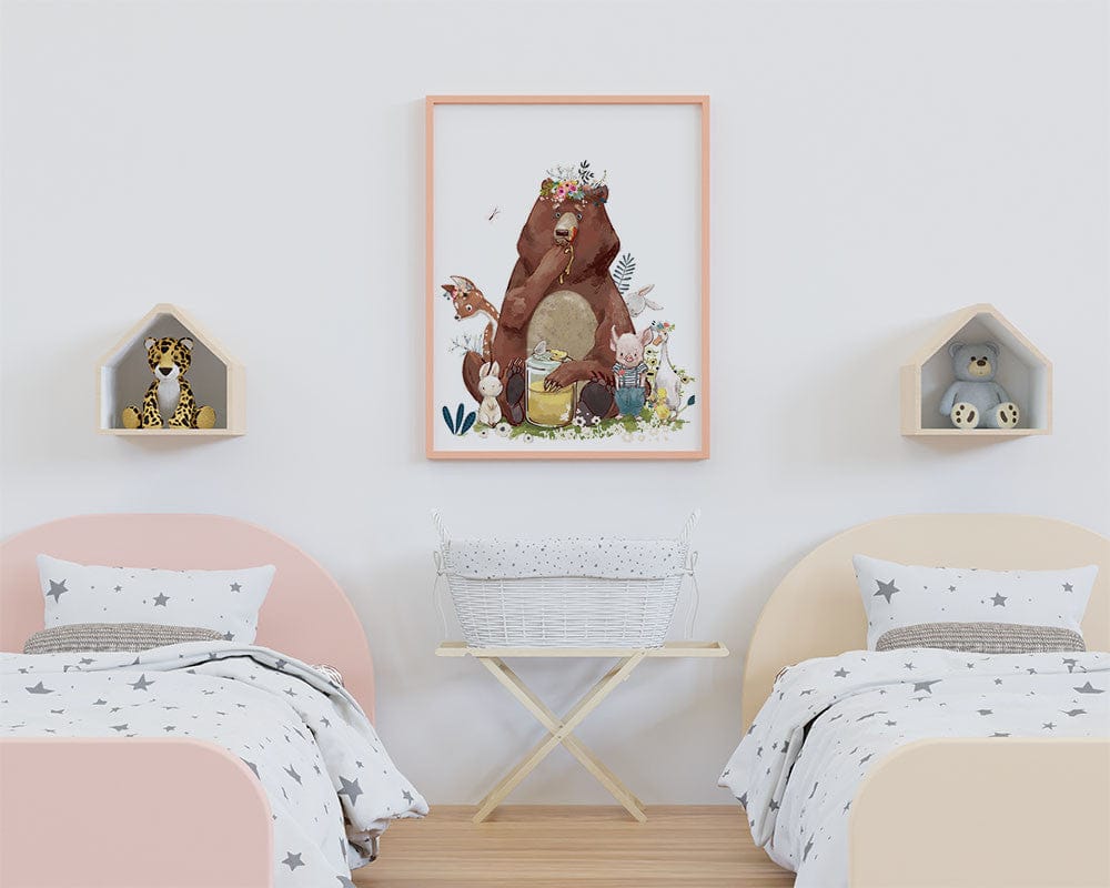 Affiche tigre ours amis illustrée, accrochée dans une chambre d'enfant