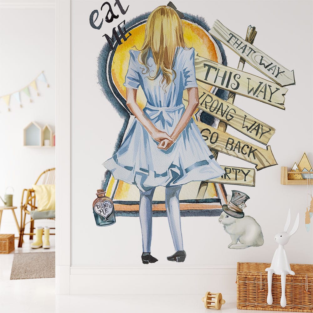 Deuxième vue du papier peint alice au pays des merveilles dans une chambre d'enfant