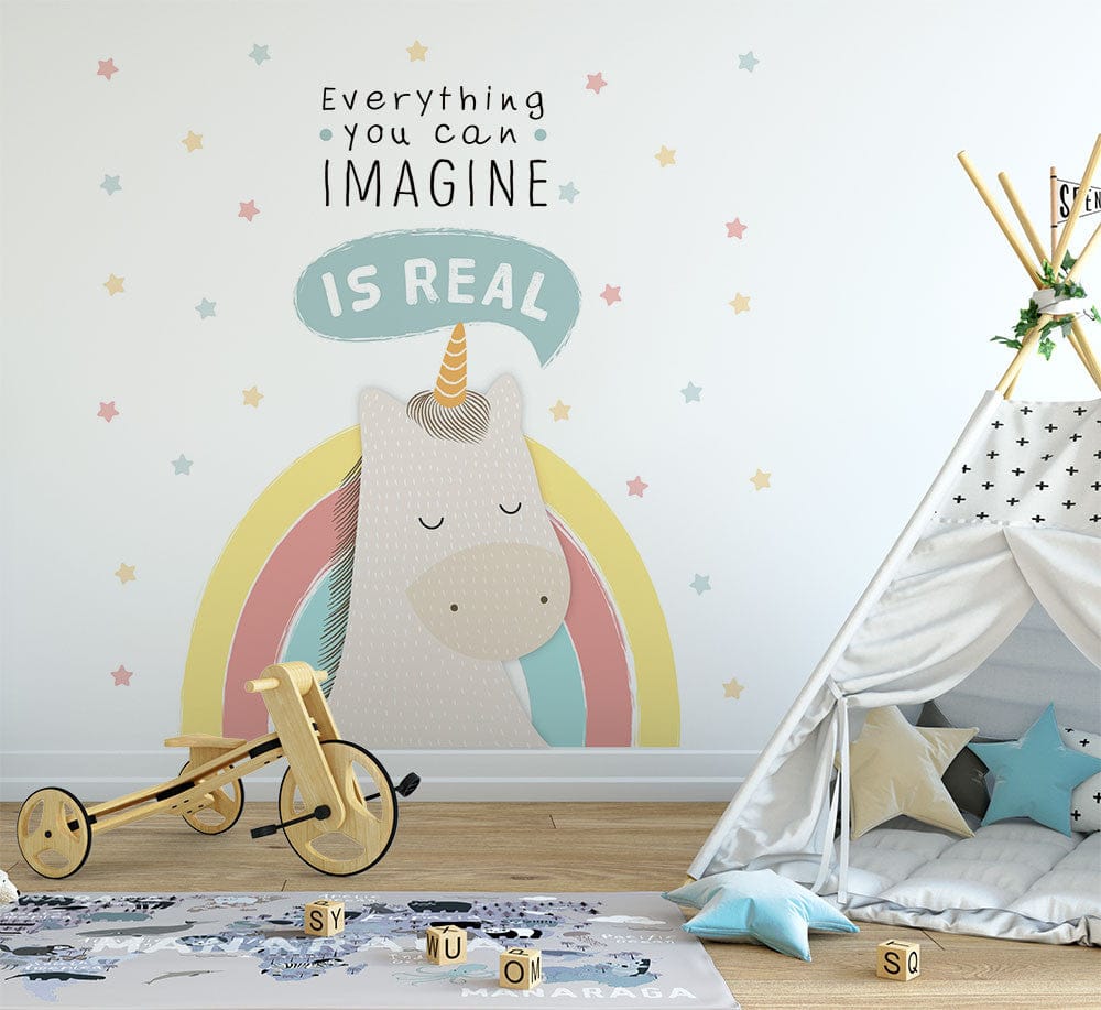 Papier peint panoramique arc-en-ciel licorne illustré, dans une chambre de fille
