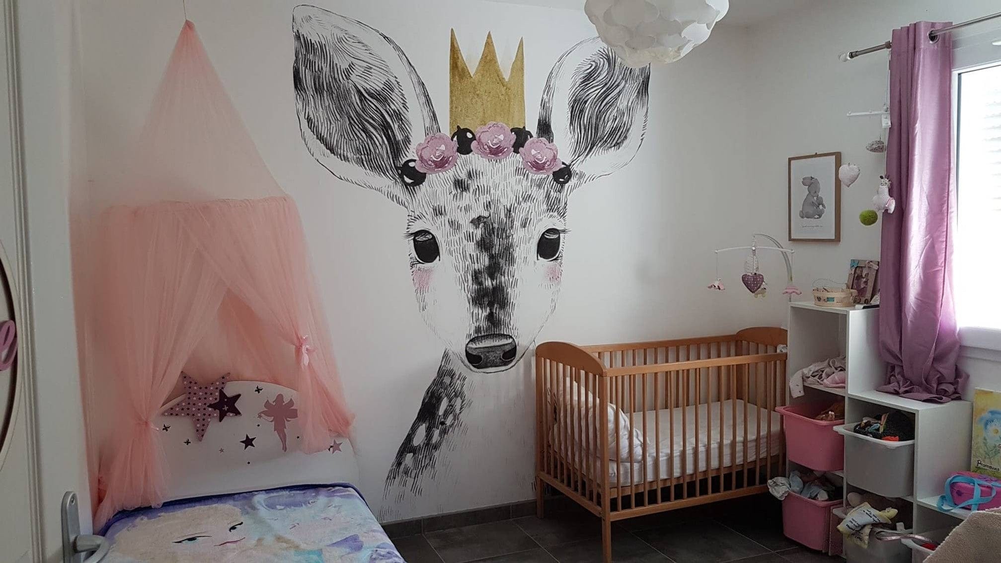 Deuxième vue du papier peint biche coquette dans une chambre d'enfant