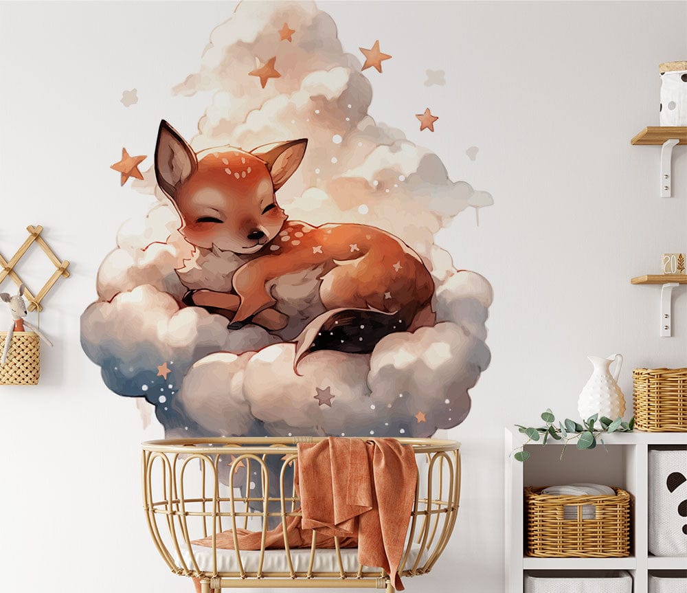 Papier peint panoramique biche dans les nuages illustré, dans une chambre de bébé