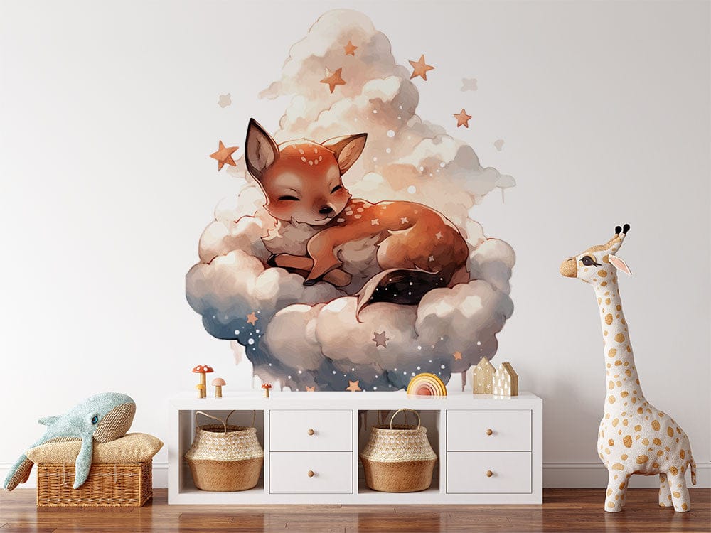 Deuxième vue du papier peint biche dans les nuages dans une chambre de bébé