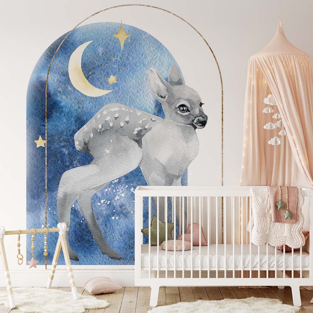 Papier peint panoramique biche lune illustré, dans une chambre d'enfant