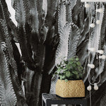 Deuxième vue du papier peint cactus noir et blanc dans une chambre adulte