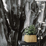 Deuxième vue du papier peint cactus noir et blanc dans une chambre adulte