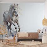 Deuxième vue du papier peint cheval blanc aquarelle galop dans une chambre d'enfant