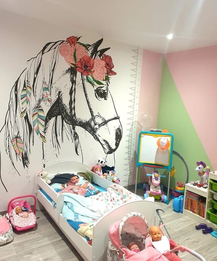 Deuxième vue du papier peint cheval dans une chambre d'enfant