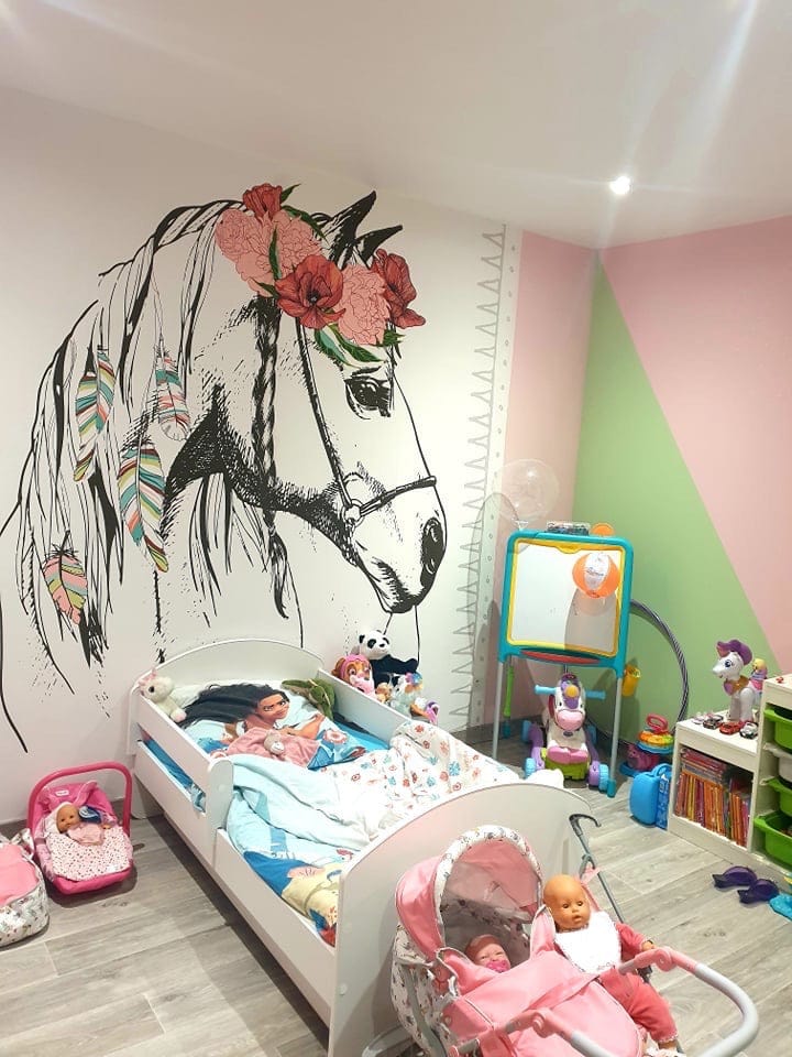 Deuxième vue du papier peint cheval dans une chambre d'enfant