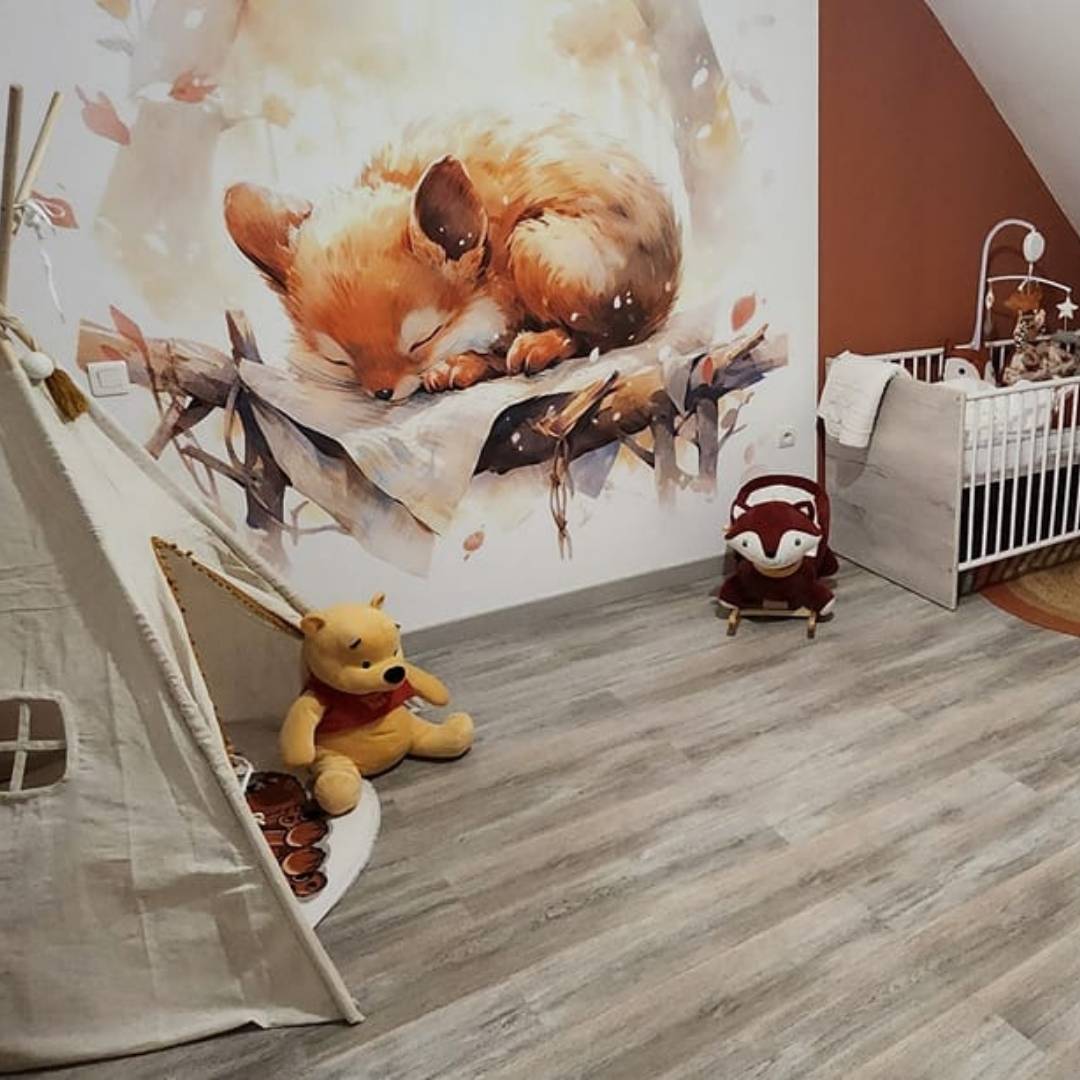 Deuxième vue du papier peint écureuil dans les nuages dans une chambre d'enfant