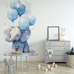 Deuxième vue du papier peint éléphant avec ces ballons dans une chambre de bébé