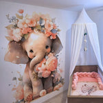 Troisième vue du papier peint éléphant couronne de fleurs dans une chambre de bébé