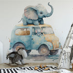 Deuxième vue du papier peint éléphant en voiture dans une chambre d'enfant