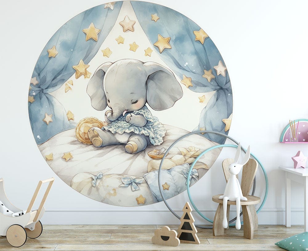 Deuxième vue du papier peint éléphant mignon dans une chambre d'enfant