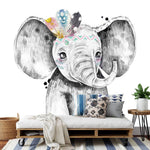 Papier peint panoramique éléphant plumes colorées illustré, dans une chambre d'enfant